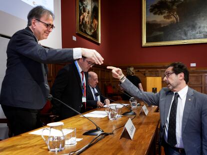 El ministro de Universidades, Joan Subirats, saluda al rector de la Universidad de Barcelona, Joan Guardia, el pasado lunes.