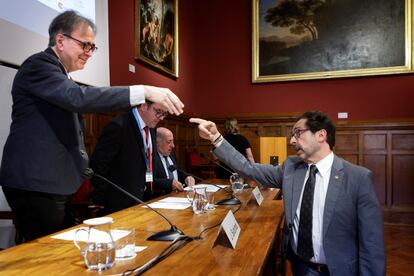 El ministro de Universidades, Joan Subirats, saluda al rector de la Universidad de Barcelona, Joan Guardia, el pasado lunes.