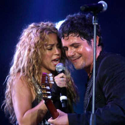 Shakira y Alejandro Sanz, en una actuación.