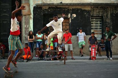 Varios niños realizan saltos con un skateboard, en La Habana (Cuba).