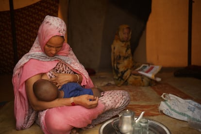 Aïcha Walet Idwel amamanta a su hijo de un año en el campo de refugiados de M'berra, en Mauritania, el pasado mes de marzo.  Walet, viuda y madre de cinco hijos, huyó de Malí y llegó al campo de refugiados en 2021. Unicef ha lanzado campañas de concienciación sobre la importancia de la lactancia materna en contextos de violencia e inseguridad.
