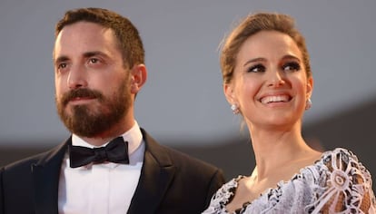 Pablo Larraín y Natalie Portman, en la presentación de 'Jackie' en Venecia.