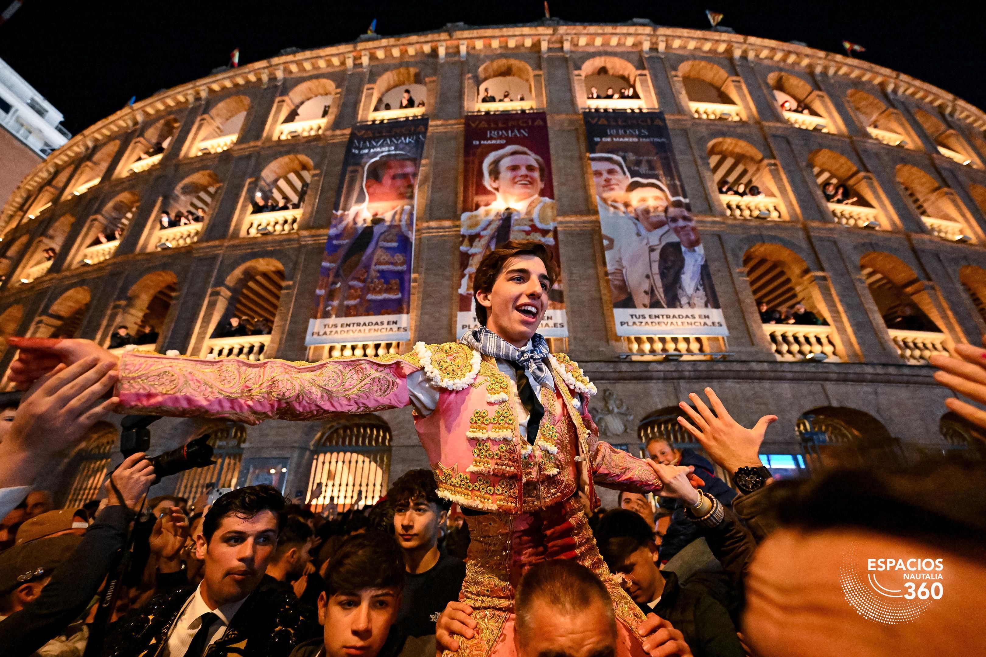 El novillero Julio Norte, a hombros tras cortar dos orejas.