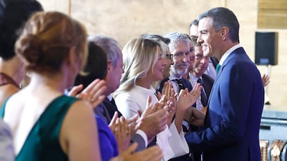 Pedro Sánchez saluda a miembros del Gobierno en el acto de arranque del nuevo curso político este miércoles en el Instituto Cervantes.