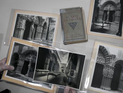 La guía oficial y las imágenes del Pórtico de la Gloria de la catedral de Santiago de Compostela reproducidas para la muestra 'El arte en España', celebrada durante la Exposición Internacional de 1929.