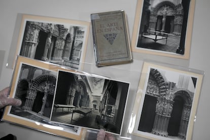 La guía oficial y las imágenes del Pórtico de la Gloria de la catedral de Santiago de Compostela reproducidas para la muestra 'El arte en España', celebrada durante la Exposición Internacional de 1929.