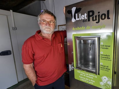 El ganadero catalán, Pep Alsina, con su máquina expendedora de leche cruda