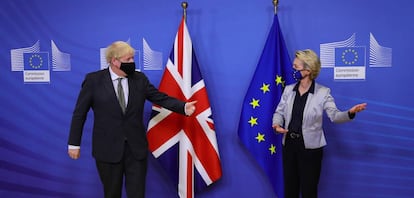 Boris Johnson, primer ministro británico, y Urusal von der Leyen, presidenta de la Comisión Europea. 