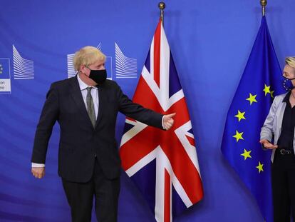 Boris Johnson, primer ministro británico, y Urusal von der Leyen, presidenta de la Comisión Europea. 