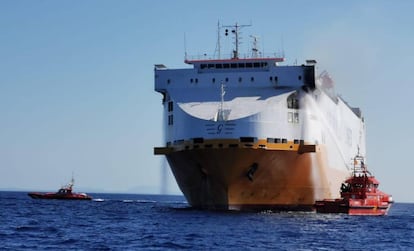 El buque 'Grande Europa', incendiado al sur de Palma.