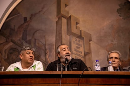 Hector Daer (centro) y Pablo Moyano (izquierda), dirigentes del sindicato de CGT, participan en la conferencia de prensa.