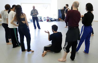 El coreógrafo Jesús Rubio junto a los bailarines de Gran Bolero.