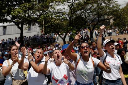 En el resto del país también se registraron manifestaciones para ir a distintas bases militares para pedir a los soldados que no impidan el ingreso de la ayuda. En la imagen, partidarios del presidente interino, Juan Guaidó, gritan consignas durante la marcha en Caracas.