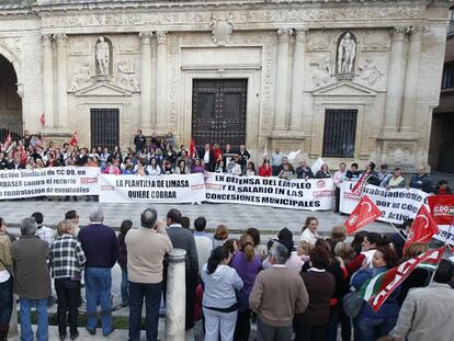Los trabajadores de las empresas concesionarias de Jerez protestan, ayer, por el retraso en el pago de sus salarios.