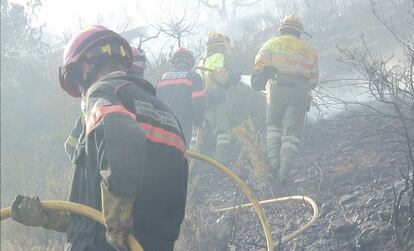 Bomberos extinguen las llamas en La Vall d'Uixó, el pasado domingo.