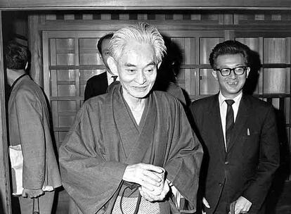 El premio Nobel de Literatura Yasunari Kawabata, con los periodistas, en 1968.