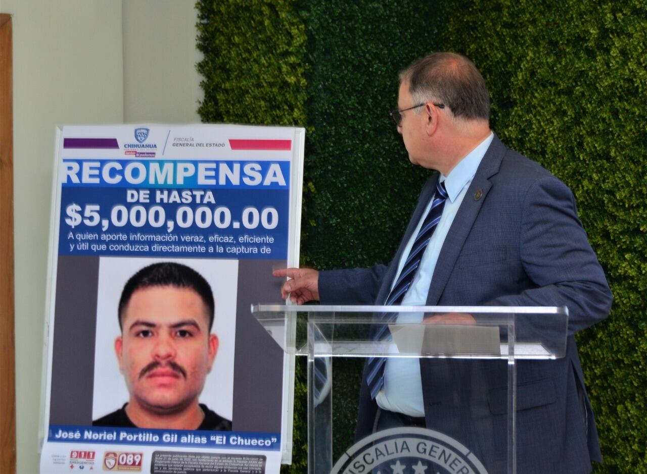 El fiscal del Estado de Chihuahua, Roberto Fierro, durante una conferencia de prensa en la que anunció la recompensa de 5 millones de pesos mexicanos por el presunto asesino de los dos padres jesuitas, José Noriel Portillo Gil, 