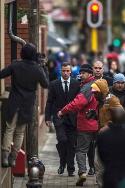 Oscar Pistorius, durante el receso en la Corte de Pretoria.