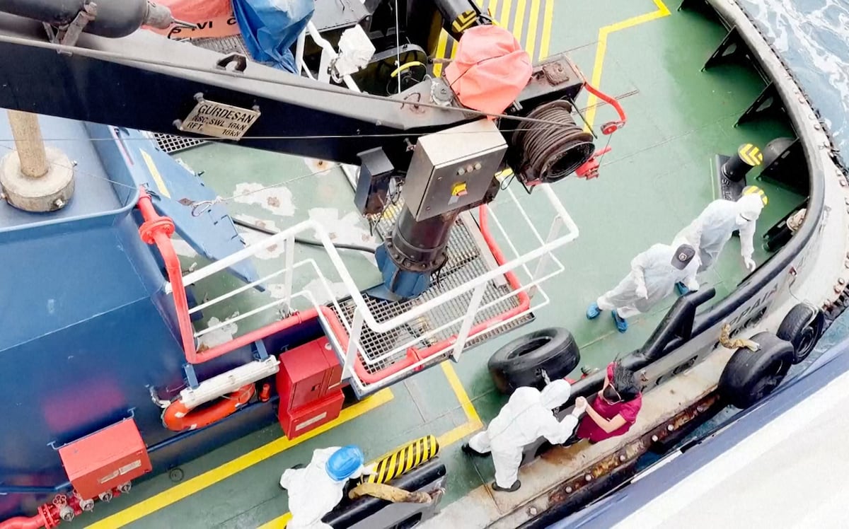 España acepta recibir en Canarias el barco con el brote de hantavirus y al médico en estado grave
