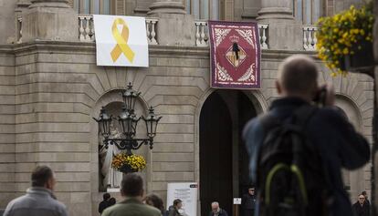 La fachada del Ayuntamiento de Barcelona  con lazo amarillo 