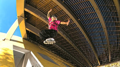 El patinador italiano, Nicola Torelli, realizando un truco de patinaje urbano, en una imagen cedida.