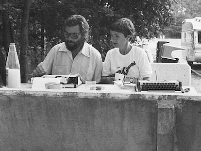 Julio Cortázar y Carol Dunlop durante el viaje relatado en el libro 'Los autonautas de la cosmopista'.