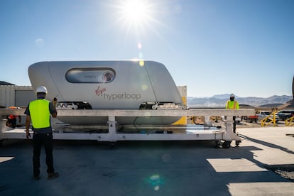 Dos operarios del Virgin Hyperloop One durante unas pruebas en el desierto de Nevada.