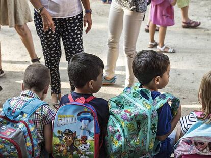 Alumnes el primer dia d'escola, en una imatge d'arxiu.