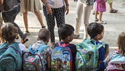 Alumnes el primer dia d'escola, en una imatge d'arxiu.