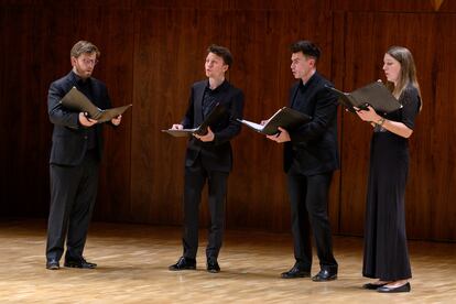 Will Dawes, Benedict Hymas, Nathan Harrison y Emma Ashby, integrantes de Stile Antico, durante la interpretación de 'Mille regretz', una 'chanson' atribuida a Josquin des Prez.