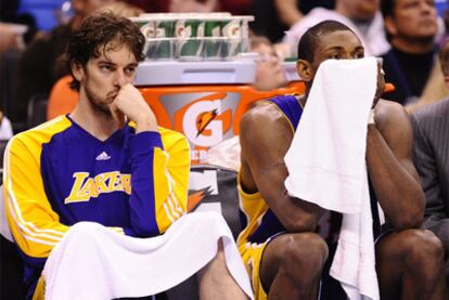 Gasol y Artest observan desde el banquillo el partido ante Oklahoma.