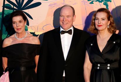 Alberto de Mónaco posa con su hermana Carolina y Carole Bouquet, en lo que se interpreta como la oficialización del compromiso de Carlota Casiraghi y Dimitri Rassam.