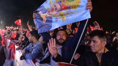 Partidarios del presidente reelecto, Recep Tayyip Erdogan, fuera del palacio presidencial en Ankara, el pasado domingo.