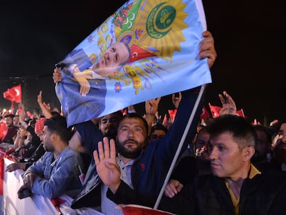 Partidarios del presidente reelecto, Recep Tayyip Erdogan, fuera del palacio presidencial en Ankara, el pasado domingo.