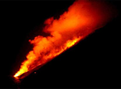 El volcán activo ha ofrecido imágenes espectaculares de día y de noche. Pero también tiene su lado peligroso: los dos brazos de lava que han salido estos días han provocado pequeños derrumbes.