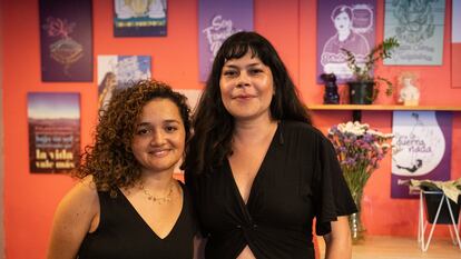 Estefanía Rivera y Carol Rojas, en el café feminista Ruda, en Medellín, el 11 de enero de 2024.