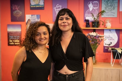 Estefanía Rivera, coordinadora del Observatorio de Feminicidios y Carol Rojas, directora Red Feminista antimilitarista, el 11 de enero del 2024, en el bar Ruda, en Medellín.