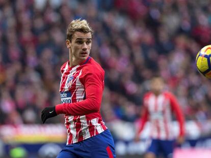 Griezmann observa el bal&oacute;n durante el Atl&eacute;tico-Real Sociedad.