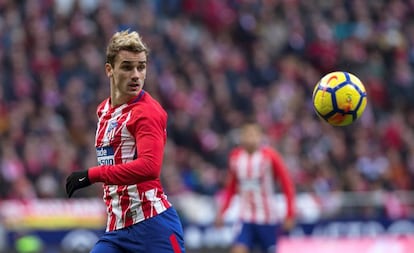 Griezmann observa el balón durante el Atlético-Real Sociedad.