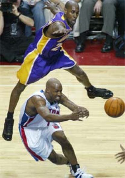Gary Payton, de los Lakers, intenta taponar al jugador de los Pistons Chauncey Billups.