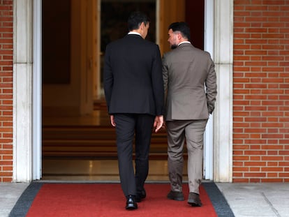 El presidente del Gobierno, Pedro Sánchez, recibe al portavoz de ERC en el Congreso, Gabriel Rufián, el pasado jueves en el Palacio de la Moncloa para abordar el gasto en defensa.