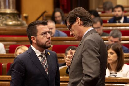 El presidente de la Generalitat, Pere Aragonès, y el diputado del PSC Salvador Illa, en un Pleno del Parlament.