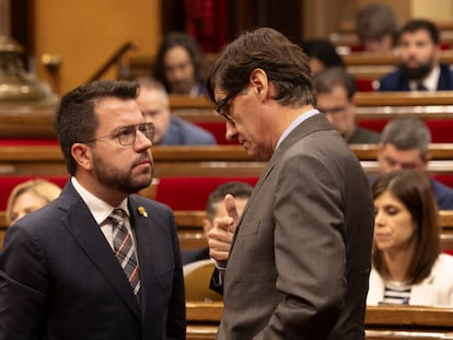 El presidente de la Generalitat, Pere Aragonès, y el líder del PSC Salvador Illa, durante una sesión de control al Govern en el Parlament.