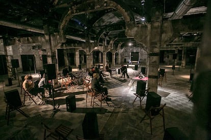 Vista de la exposición 'The murder of crows', en Matadero Madrid.