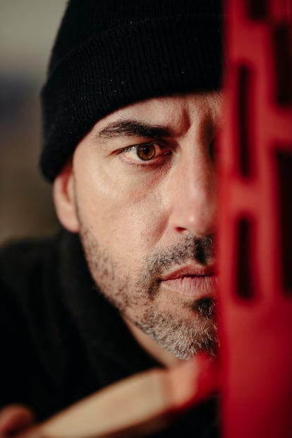 Néstor Pablo Roldán, concentrado en su taller que ha montado en un pueblo de Zaragoza de menos de 100 habitantes.
