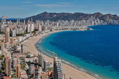 Al fondo, la Serra Gelada con panorámica de Benidorm desde el Hotel Bali.