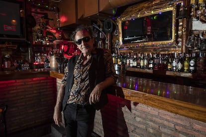 Johnny Cifuentes fotografiado la semana pasada en el bar que regenta, El Cocodrilo, al sur de Madrid.