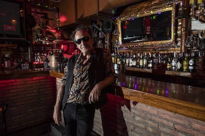 Johnny Cifuentes, fotografiado en octubre de 2019 en el bar que regenta, El Cocodrilo, en Madrid.