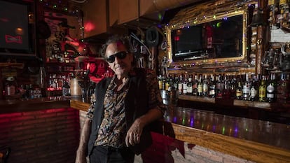 Johnny Cifuentes, fotografiado en octubre de 2019 en el bar que regenta, El Cocodrilo, en Madrid.