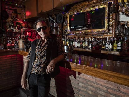 Johnny Cifuentes, fotografiado en octubre de 2019 en el bar que regenta, El Cocodrilo, en Madrid.